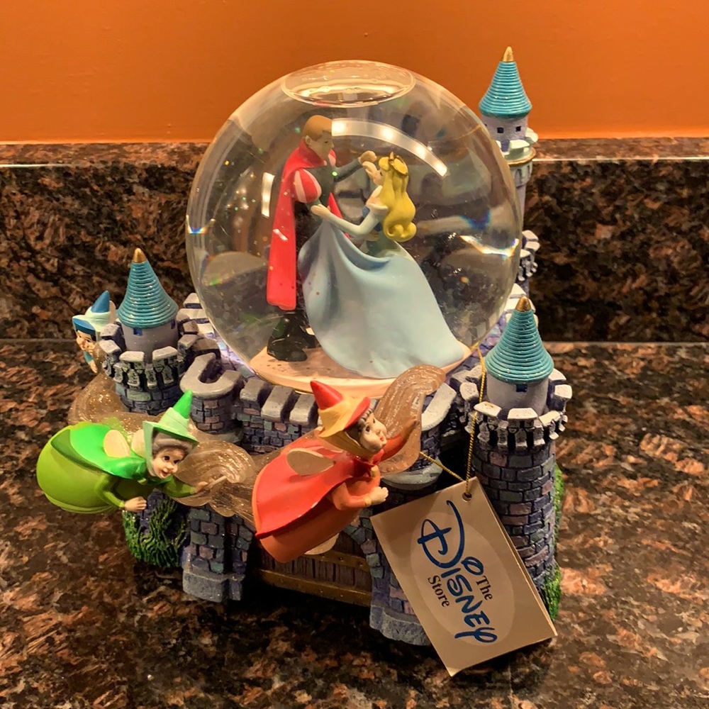 Disney collectors Sleeping Beauty snow globe